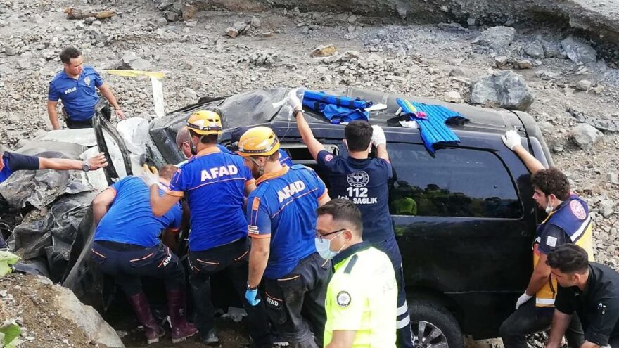 Afet bölgesine giden bakanlık görevlileri uçuruma uçtu
