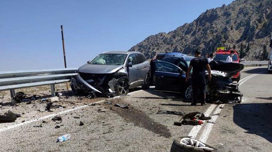 Antalya’da üç aracın karıştığı kazada 7 kişi yaralandı