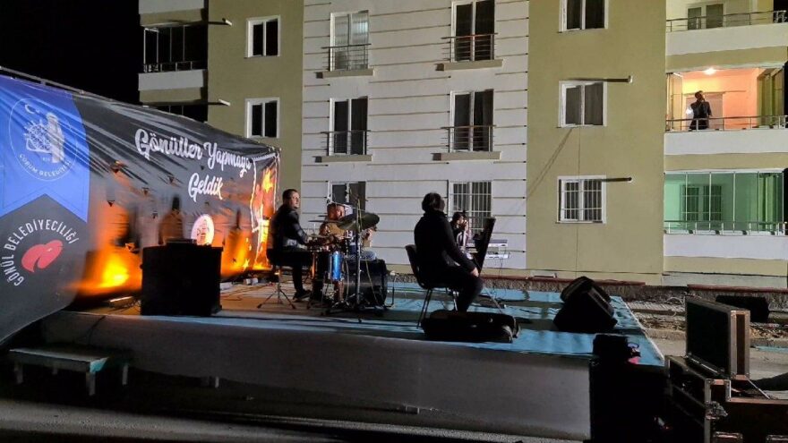 Corona virüse yakalanan müzisyen, evinin balkonundan konser verdi