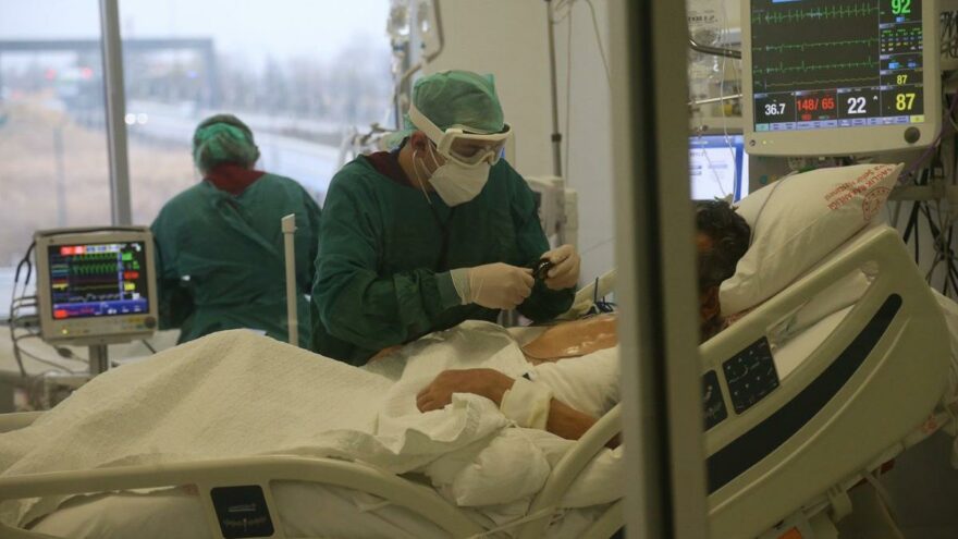Başhekim bu sözlerle uyardı: Pandemi ile bu şekilde baş edemeyiz