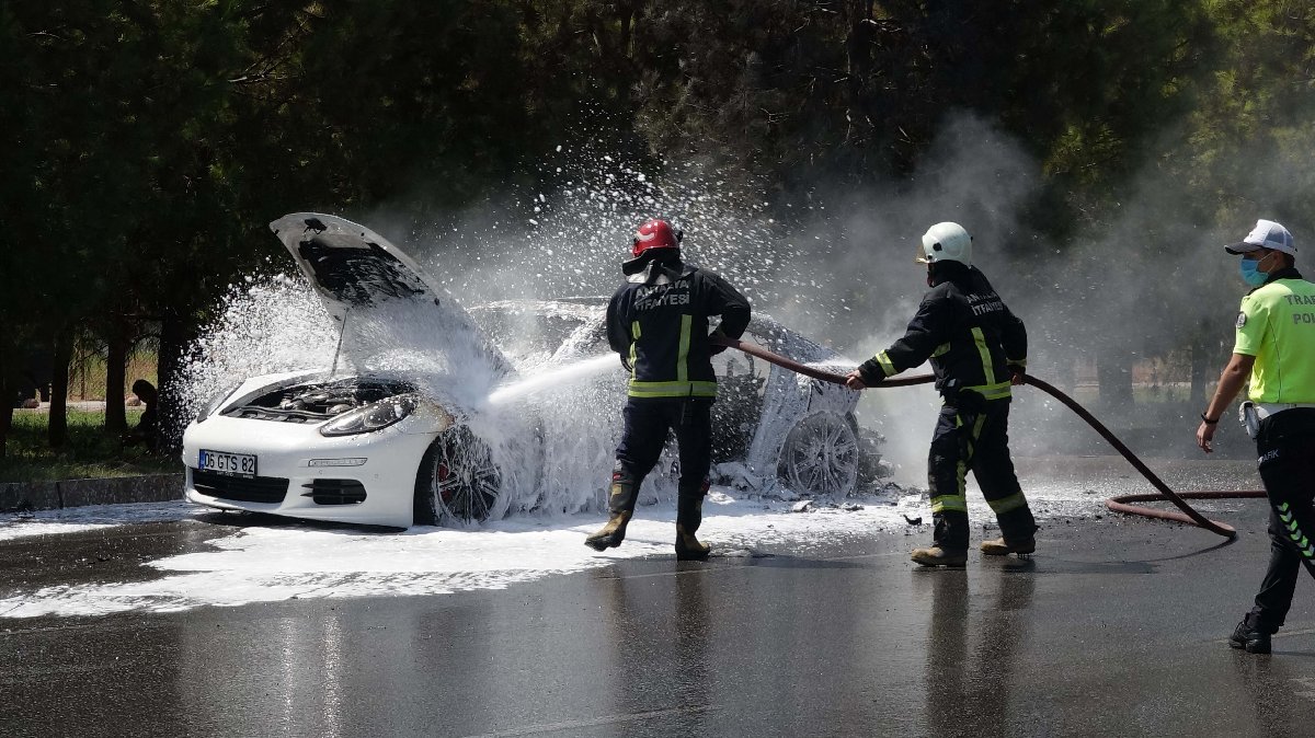 Lüks otomobil böyle kullanılmaz hale geldi - Resim : 1