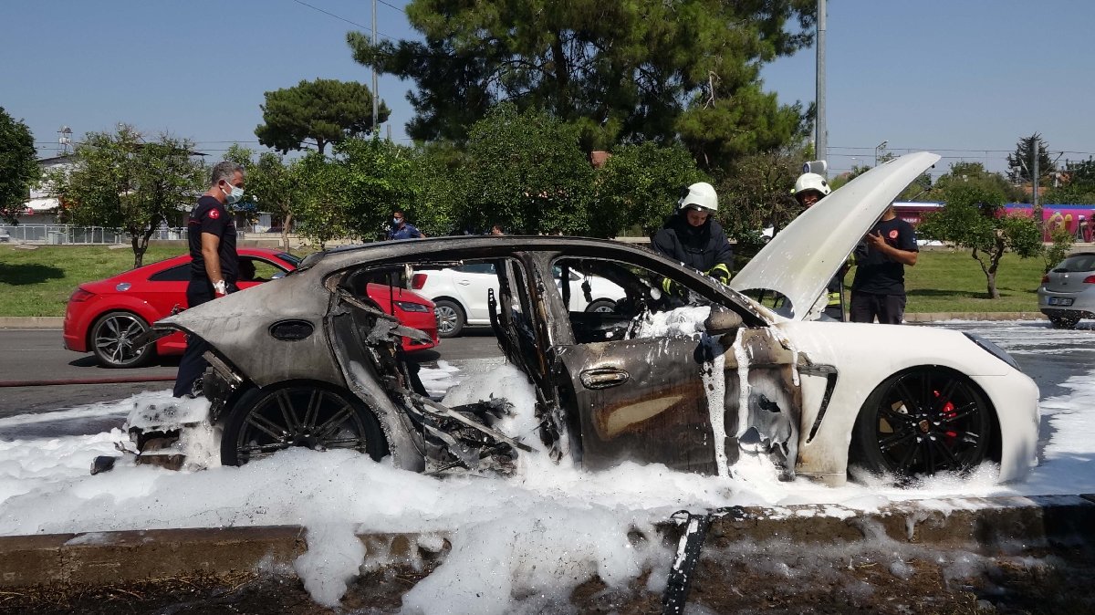 Lüks otomobil böyle kullanılmaz hale geldi - Resim : 2