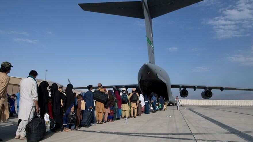 Afganistan’da son durum: Havalimanından uzak durun uyarısı