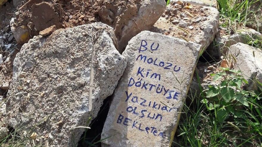 Babasının mezarına dökülen moloz yığınlarına bu notla tepki gösterdi