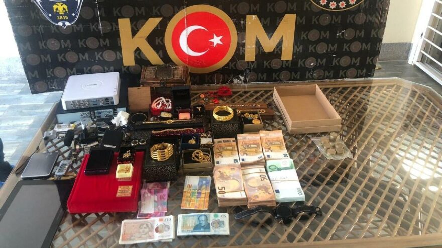 Tarihi eser kaçakçısı eski öğretmenin kasasından servet çıktı
