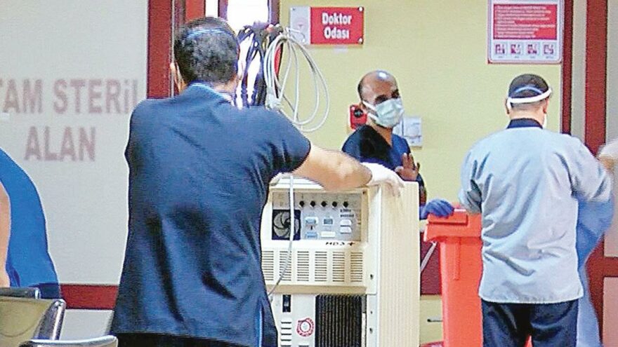 Pandeminin ortasında doktor maaşına tırpan