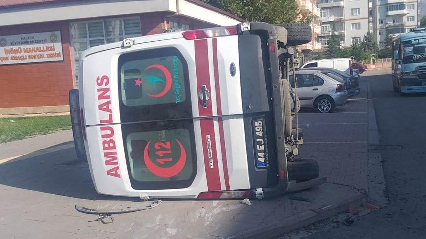 Malatya’da ambulans ile otomobil çarpıştı: 6 yaralı