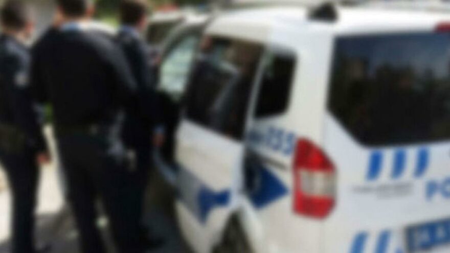 Polisi aralarına alıp darp etmeye çalıştılar