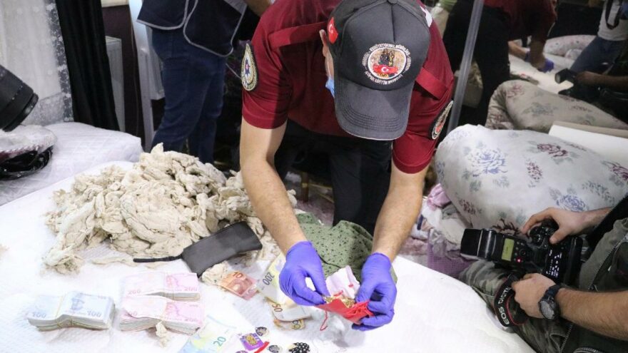 Uyuşturucu operasyonunda balya balya para ele geçirildi