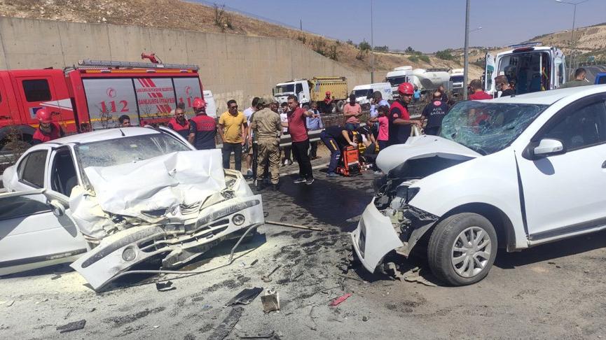İki araç kafa kafaya çarpıştı: 3’ü ağır 6 yaralı