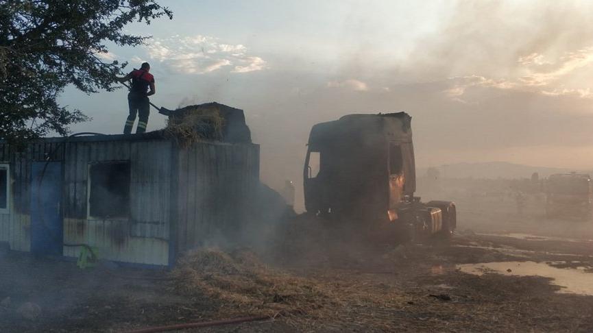 Tonlarca saman balyası ile TIR yangında küle döndü