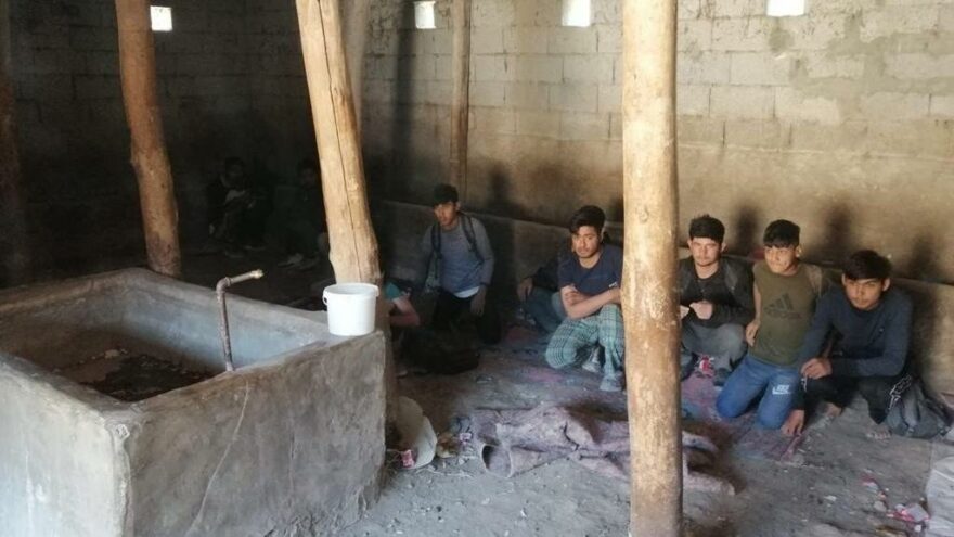 Bir ahırda 42 Afgan