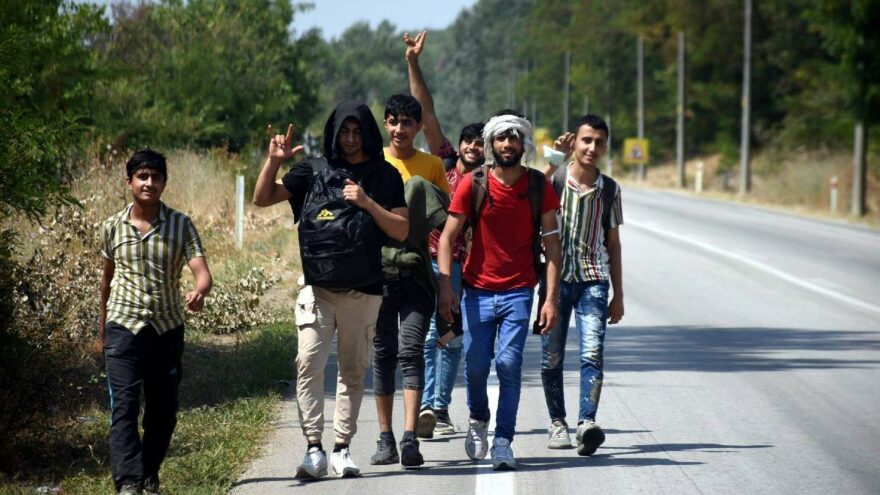Afgan göçmenler, ‘Yunanistan sınır kapılarını açtı’ söylentisi üzerine Edirne’ye akın etti