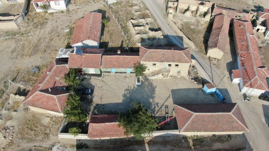 Hemen her evin önünde şehit mezarı olan köy…