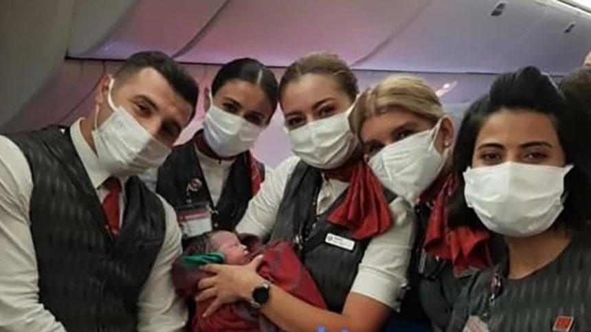 Tahliye uçuşunda Afgan bir kız çocuğu dünyaya geldi