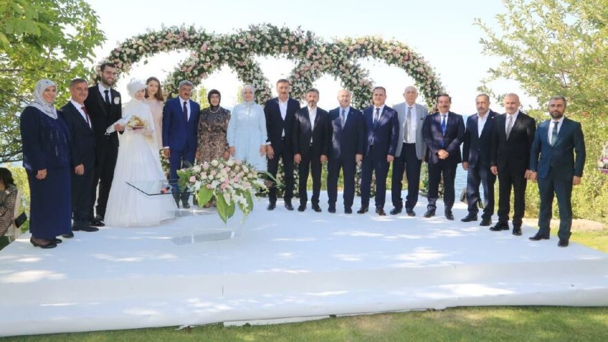 Vali Bey’den kızına göl manzaralı vali konağında düğün!