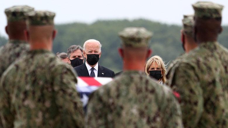 ABD askerlerinin cenazelerini Biden karşıladı