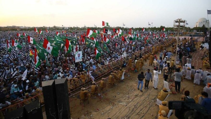 Pakistan’da halk sokağa döküldü