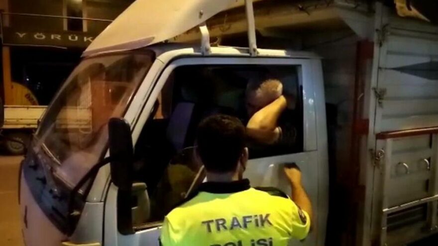 Direksiyon başında sızan sürücüyü polis uyandırdı