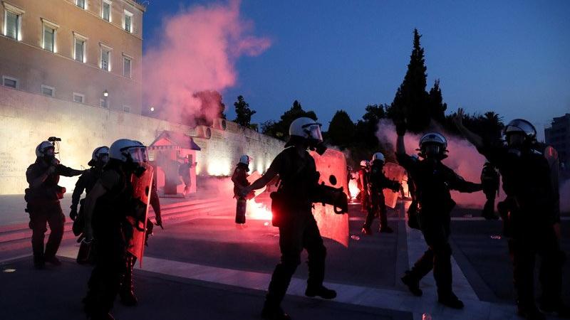 Yunanistan’da zorunlu aşı uygulamasını protesto edenlerle polis çatıştı