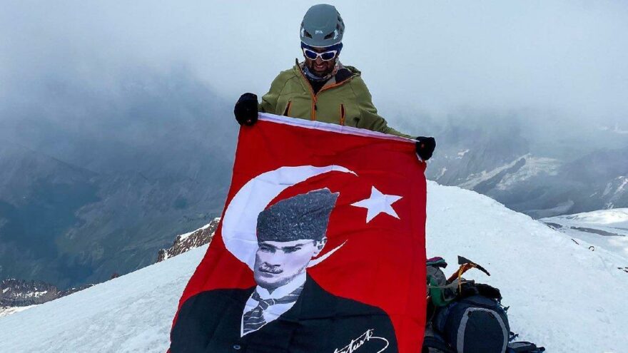 Atatürk ve zafer aşkı sınır tanımadı! Gürcistan ve Rusya’nın zirvesine Atatürk’ün resmini taşıdılar