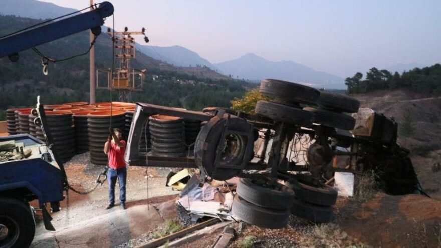 Kaçış rampasında beton bariyere çarpan kamyondaki 4 kişi öldü