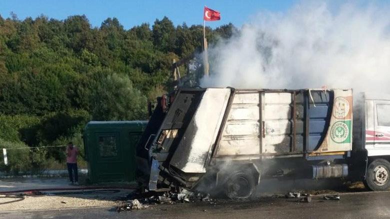 Geri dönüşüm kamyonu alev alev yandı