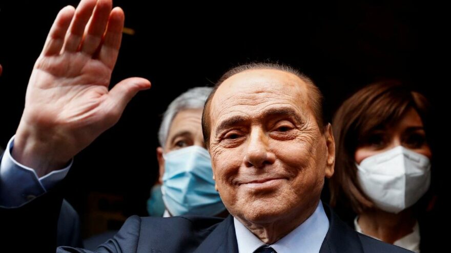 Silvio Berlusconi hastaneye kaldırıldı