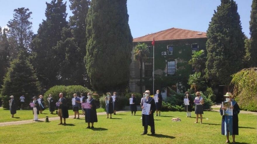 Boğaziçili akademisyenler 160. kez rektörlük binasına arkalarını döndü