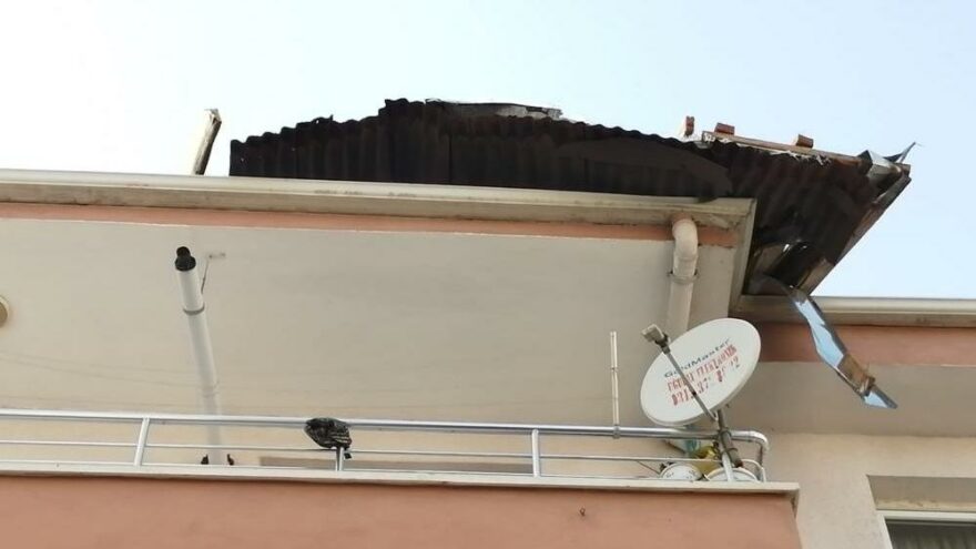 Ankara’da şiddetli rüzgar binanın çatısını uçurdu
