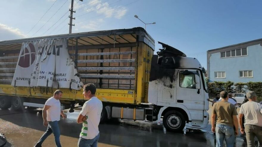 Sürücü yanan TIR’dan saniyelerle kurtuldu