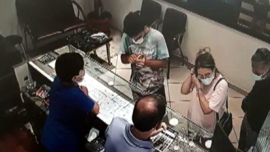 Kuyumcudan 10 bin liralık bilezik çaldı, tuvalette yakalandı