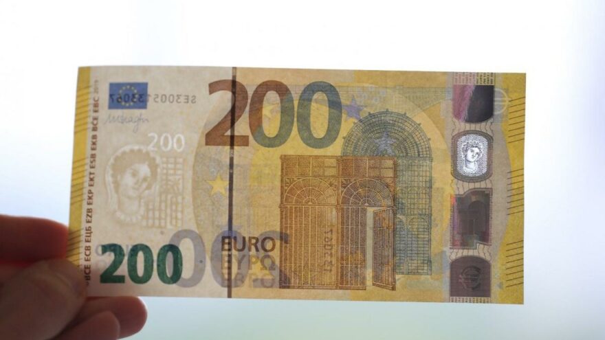 Banknotları selde kirlendi diye yenileriyle değiştirdiler