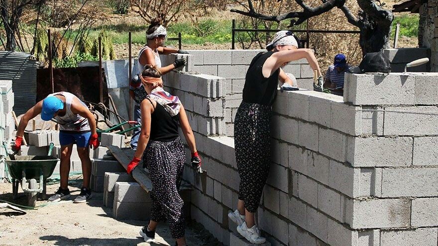 Manavgat’ta gönüllüler iş başında: İnşaat yapıyorlar