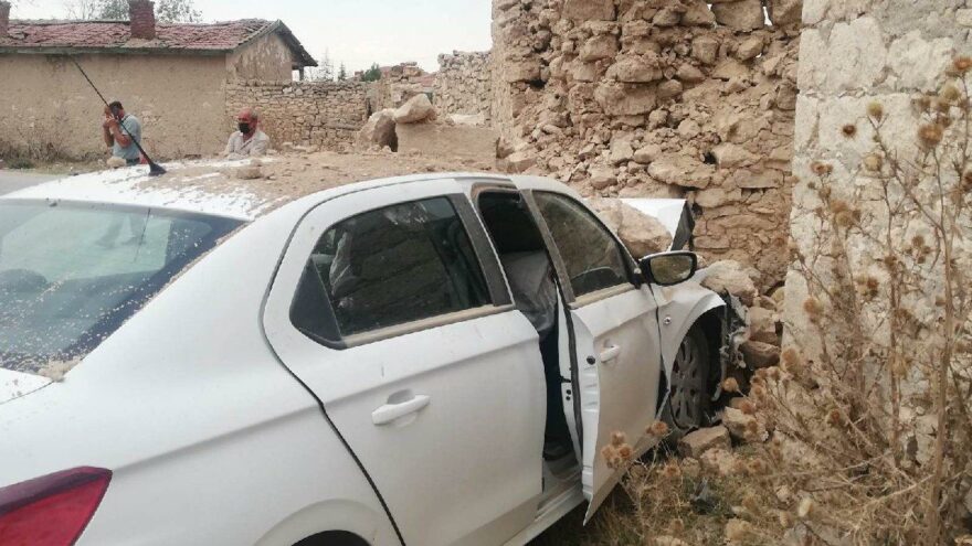 Duvara çarpan otomobilin sürücüsü kalp krizinden öldü