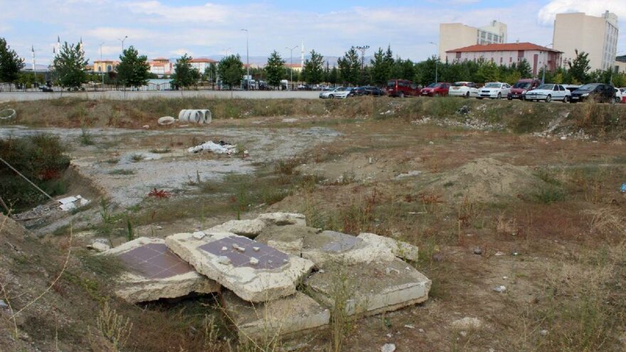 Bir yıl önce temeli atılan hastaneye çivi bile çakılmadı