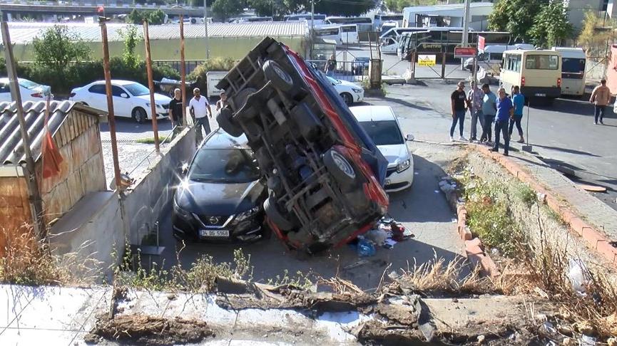 İstanbul’da kamyonet iki otomobilin üzerine düştü