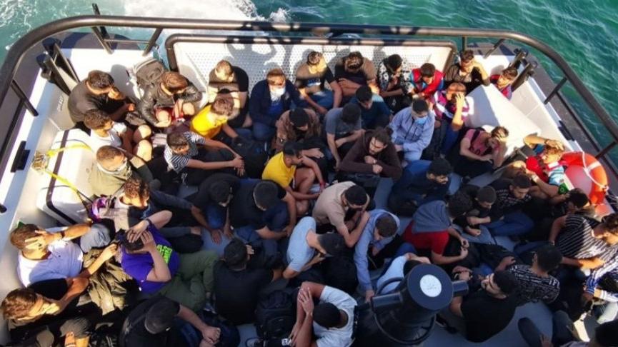 Arıza yapan yelkenli teknedeki 59 kaçak göçmen kurtarıldı