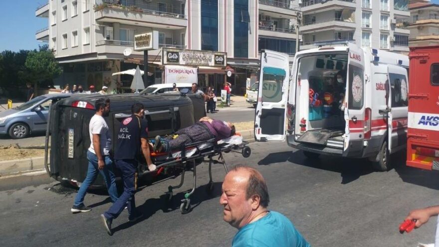 Rakıyı su sanıp kazazedelerin başına döktü