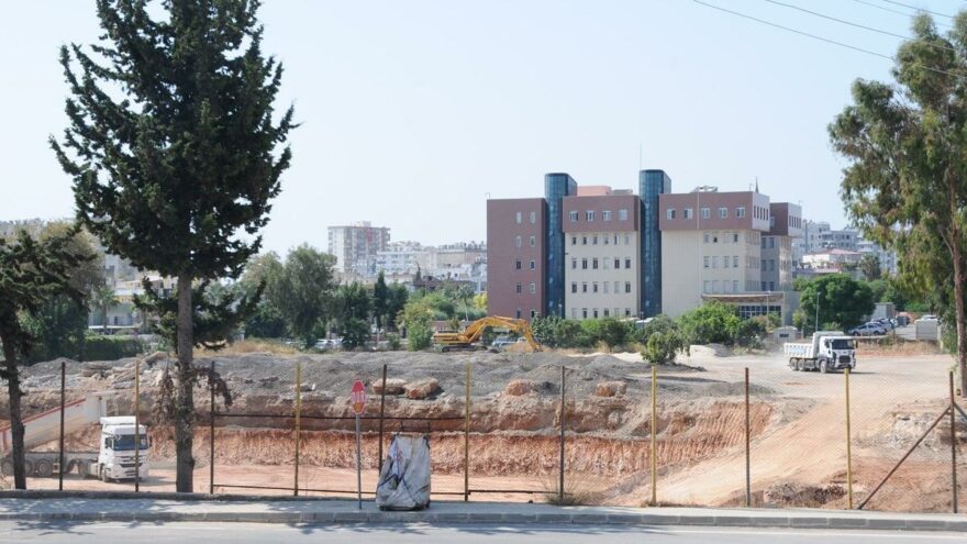 Valiliğin yanı başına kaçak külliye