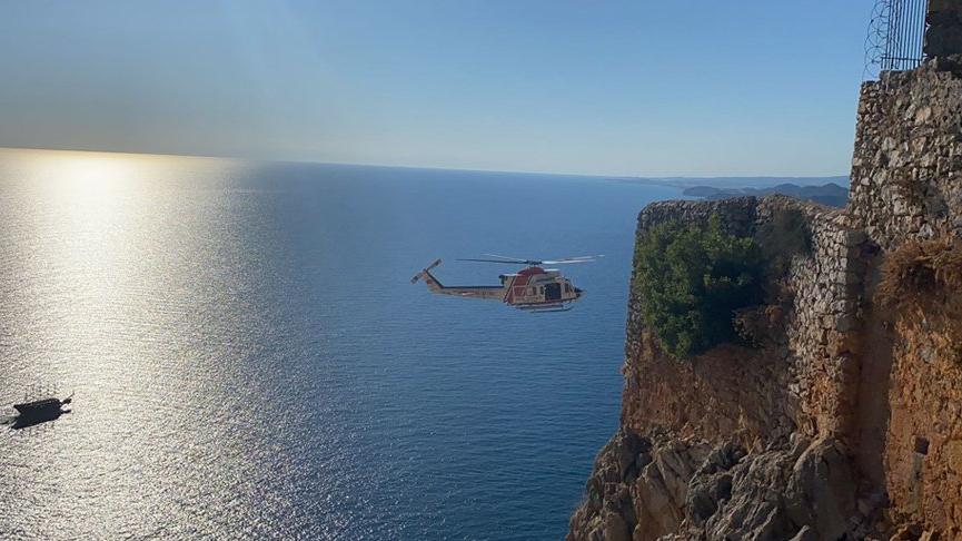 Tekli uçuş yapan yamaç paraşütçüsü, Alanya Kalesi eteklerine düştü