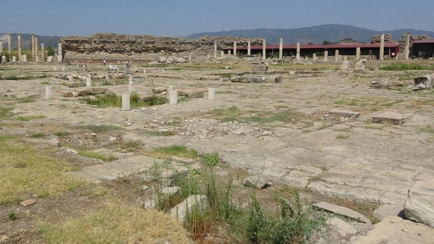 TIR’a yükledikleri iş makinesiyle kaçak kazıya gelen 3 kişi yakalandı