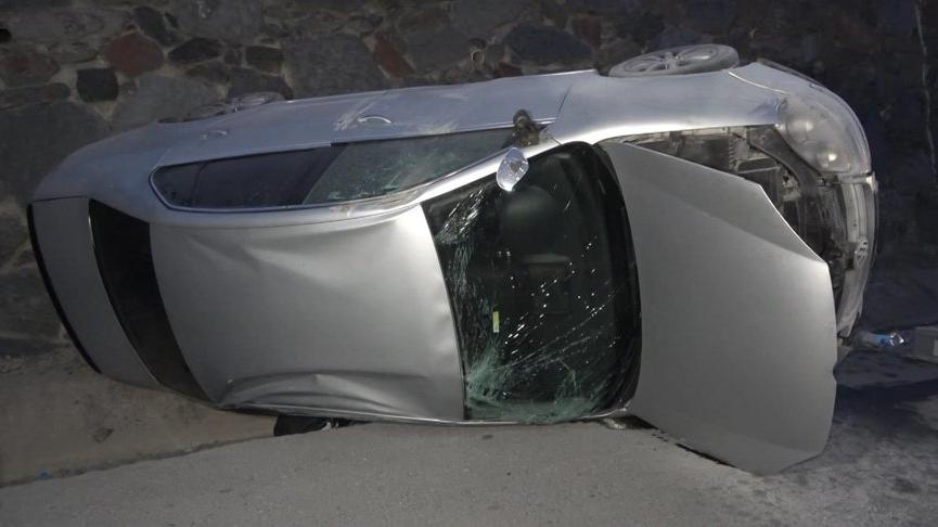 Arnavutköy’de otomobil devrildi, trafik yoğunluğu oluştu