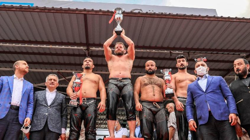 Elmalı’nın başpehlivanı İsmail Balaban oldu