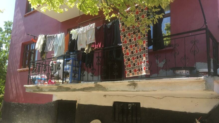 Kargaları korkutmak için Ateş etti, balkondaki komşunu vurdu