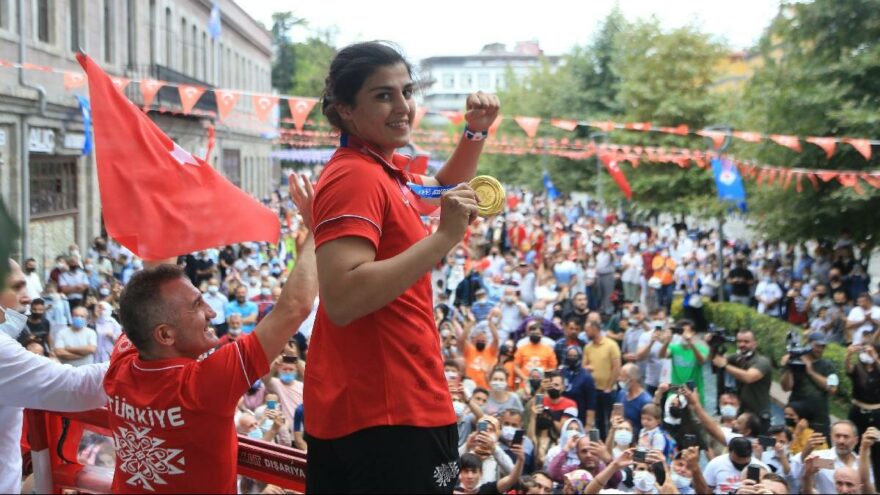 Busenaz Sürmeneli: ‘Kız çocuklarının hayranlıkla bakması madalya kadar değerli’
