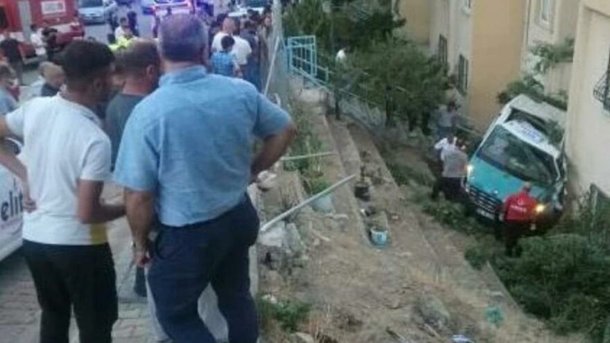 Düğüne giden minibüs apartman bahçesine düştü: 20 yaralı
