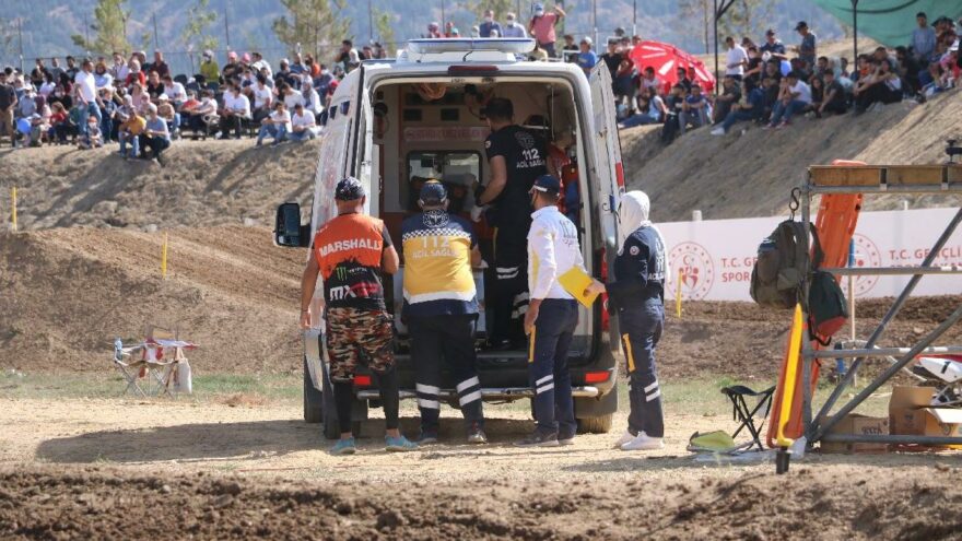 Pistteki görevliye motosiklet çarptı