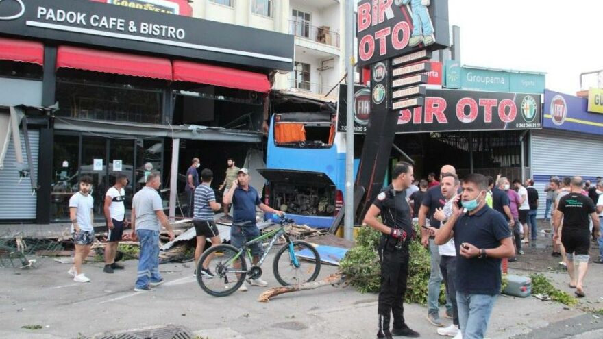 Turizm otobüsü karşı şeride geçip iş yerine girdi