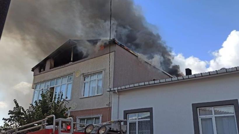 Ümraniye’de 3 katlı binada yangın paniği
